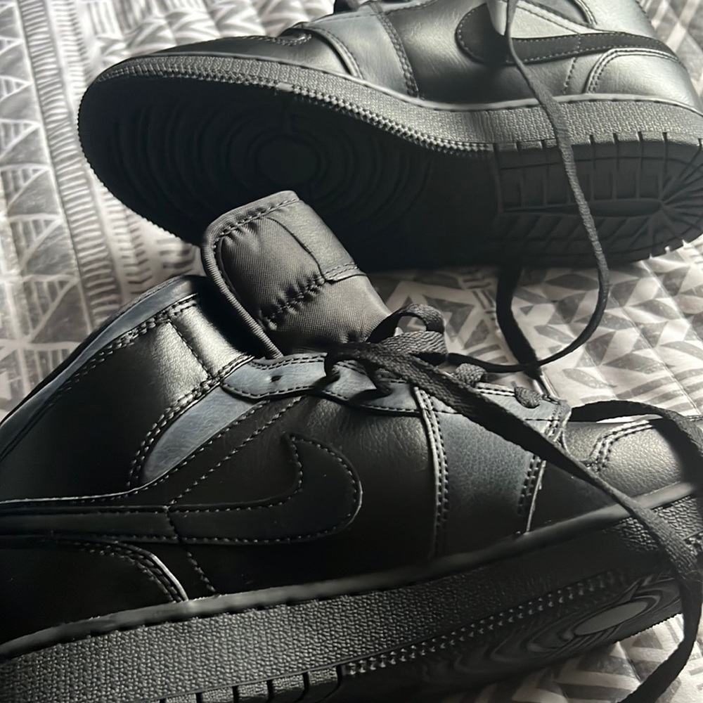 Jordan’s all black size 6 youth 7 women’s